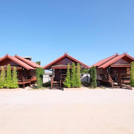Prakaithong Hotel Amphoe Sawang Daen Din Extérieur photo