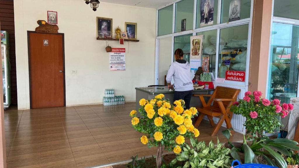 Prakaithong Hotel Amphoe Sawang Daen Din Extérieur photo