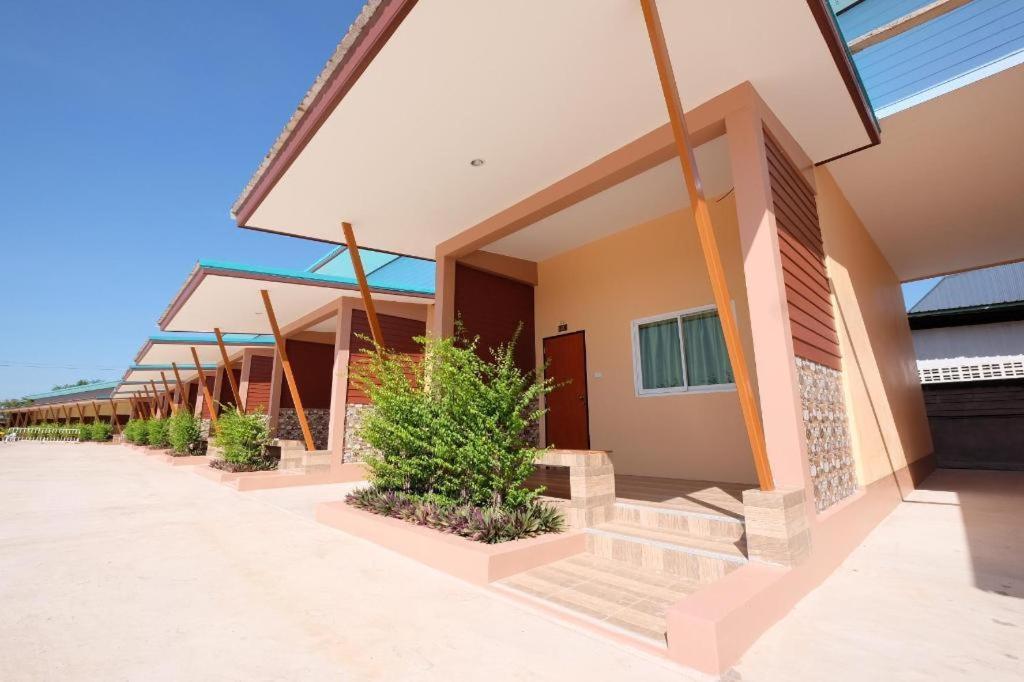 Prakaithong Hotel Amphoe Sawang Daen Din Extérieur photo