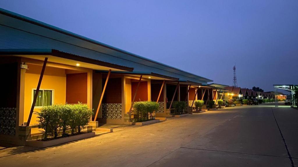 Prakaithong Hotel Amphoe Sawang Daen Din Extérieur photo