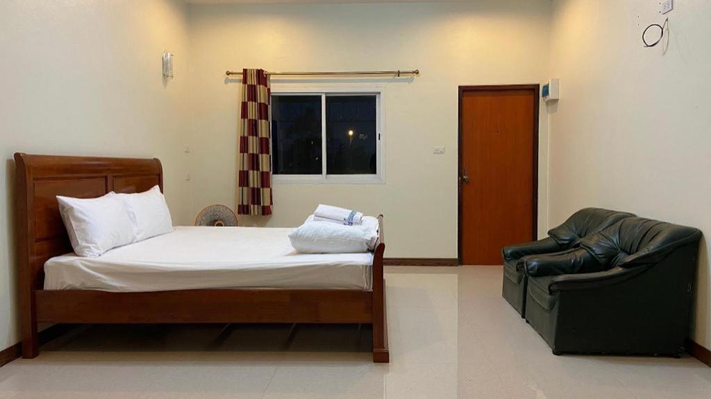 Prakaithong Hotel Amphoe Sawang Daen Din Extérieur photo