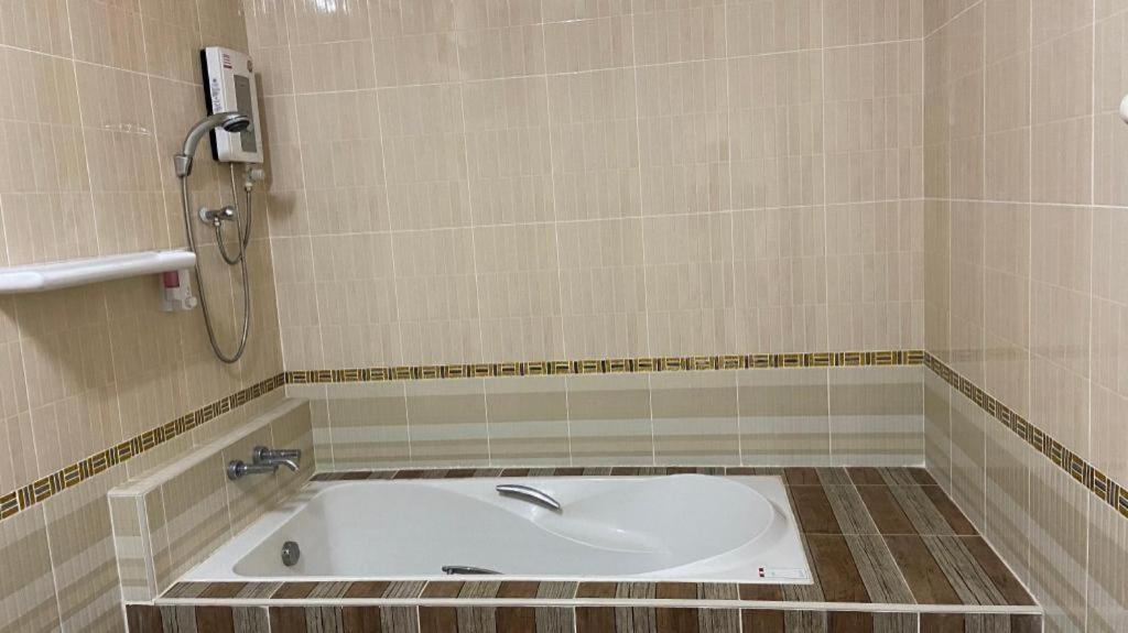 Prakaithong Hotel Amphoe Sawang Daen Din Extérieur photo